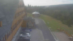 Parkoviště a hlavní vchod