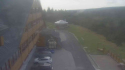 Parkoviště a hlavní vchod