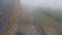 Parkoviště a hlavní vchod
