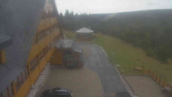 Parkoviště a hlavní vchod