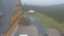 Parkoviště a hlavní vchod