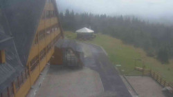 Parkoviště a hlavní vchod