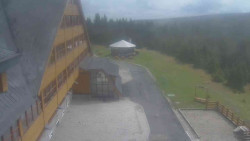 Parkoviště a hlavní vchod
