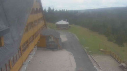 Parkoviště a hlavní vchod