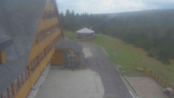 Parkoviště a hlavní vchod