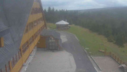 Parkoviště a hlavní vchod