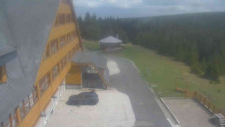 Parkoviště a hlavní vchod