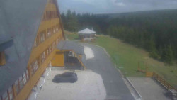 Parkoviště a hlavní vchod