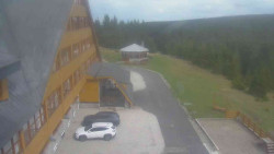Parkoviště a hlavní vchod
