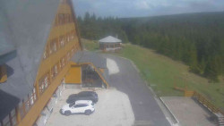 Parkoviště a hlavní vchod