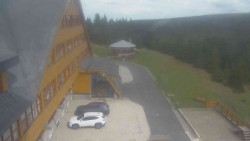 Parkoviště a hlavní vchod