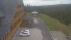 Parkoviště a hlavní vchod