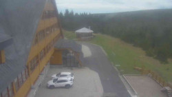 Parkoviště a hlavní vchod