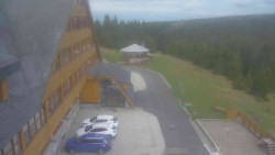 Parkoviště a hlavní vchod