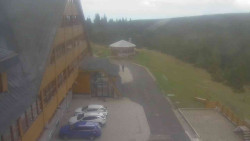 Parkoviště a hlavní vchod