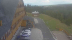Parkoviště a hlavní vchod