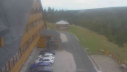 Parkoviště a hlavní vchod