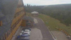 Parkoviště a hlavní vchod