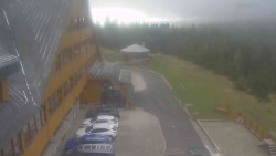 Parkoviště a hlavní vchod