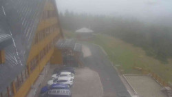 Parkoviště a hlavní vchod