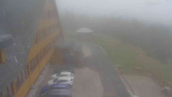Parkoviště a hlavní vchod