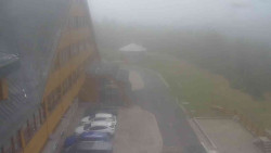 Parkoviště a hlavní vchod
