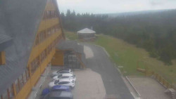 Parkoviště a hlavní vchod