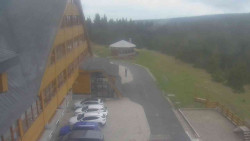 Parkoviště a hlavní vchod