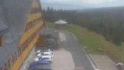 Parkoviště a hlavní vchod