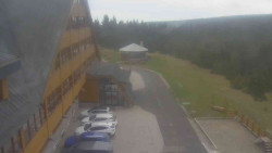 Parkoviště a hlavní vchod
