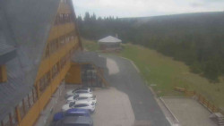 Parkoviště a hlavní vchod