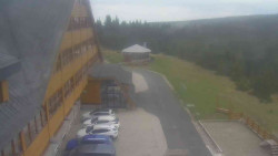 Parkoviště a hlavní vchod