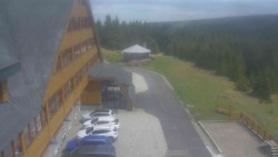 Parkoviště a hlavní vchod