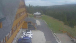 Parkoviště a hlavní vchod