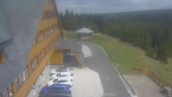 Parkoviště a hlavní vchod