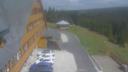 Parkoviště a hlavní vchod