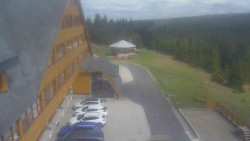 Parkoviště a hlavní vchod