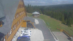 Parkoviště a hlavní vchod