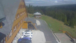 Parkoviště a hlavní vchod