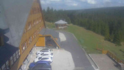 Parkoviště a hlavní vchod