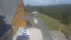 Parkoviště a hlavní vchod