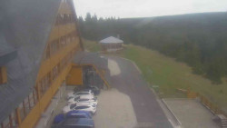 Parkoviště a hlavní vchod