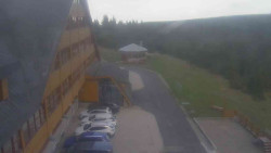 Parkoviště a hlavní vchod