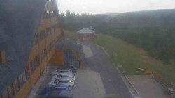 Parkoviště a hlavní vchod