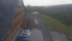 Parkoviště a hlavní vchod