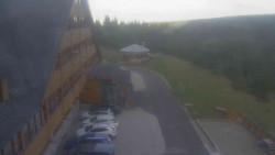 Parkoviště a hlavní vchod