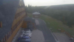 Parkoviště a hlavní vchod