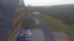 Parkoviště a hlavní vchod