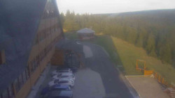 Parkoviště a hlavní vchod