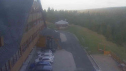 Parkoviště a hlavní vchod